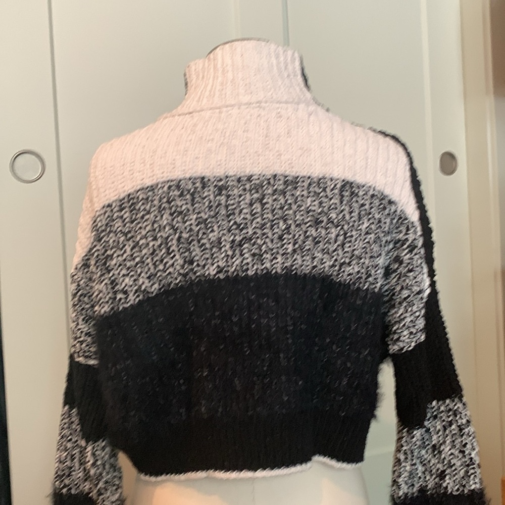Free People mock turtleneck, crop sweater. Black and ivory. Like new. Xs - Picture 4 of 5